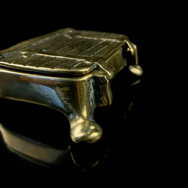 Měděná Starožitná Šperkovnice Vintage Zlaté Šperky Box Černém Izolovaném Pozadí — Stock fotografie