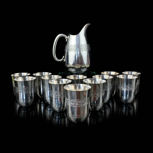 İşlemeli gümüş antika servisi. Siyah izole edilmiş arka planda metal vintage sıcak içecek servisi