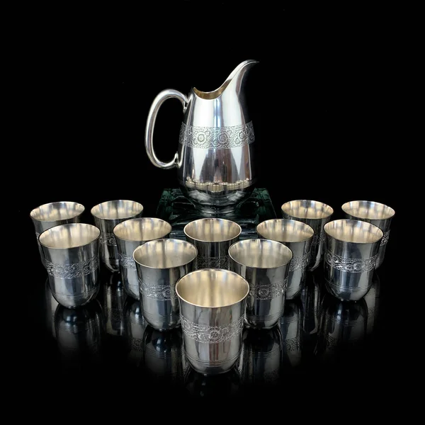 İşlemeli gümüş antika servisi. Siyah izole edilmiş arka planda metal vintage sıcak içecek servisi