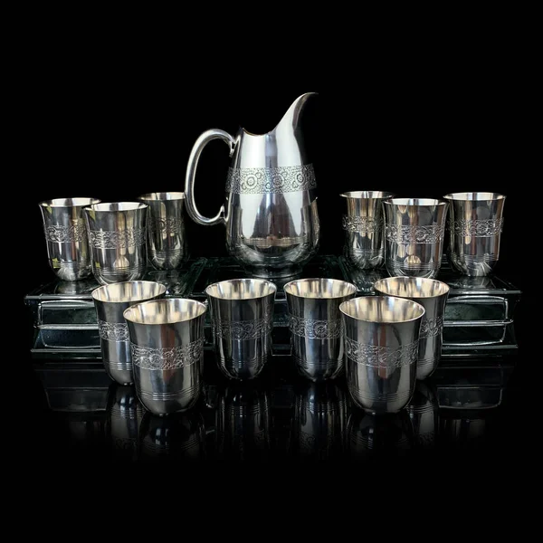 İşlemeli gümüş antika servisi. Siyah izole edilmiş arka planda metal vintage sıcak içecek servisi