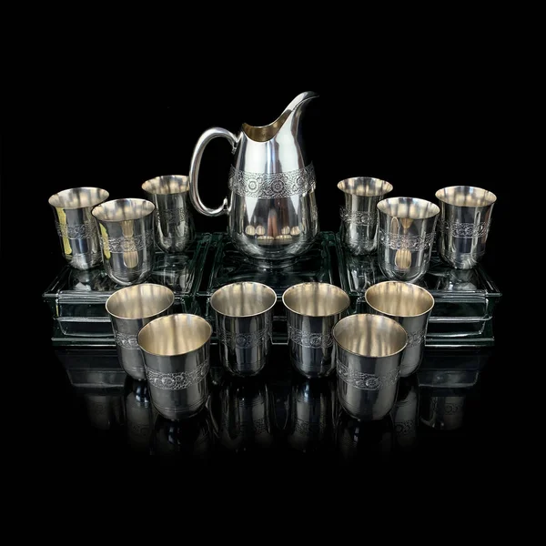 İşlemeli gümüş antika servisi. Siyah izole edilmiş arka planda metal vintage sıcak içecek servisi