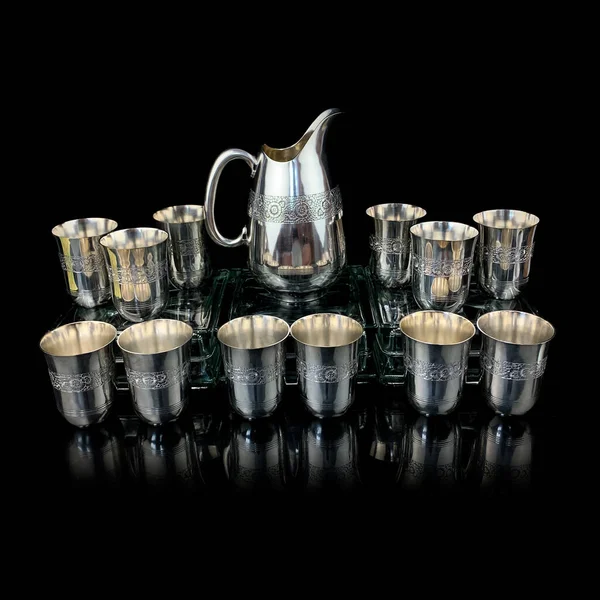 İşlemeli gümüş antika servisi. Siyah izole edilmiş arka planda metal vintage sıcak içecek servisi