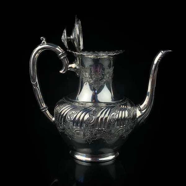 古董金属茶壶 银茶服务 金属壶 在黑色孤立的背景上刻有刻字 咖啡壶 — 图库照片
