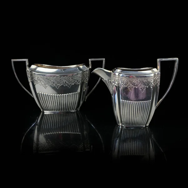 Siyah izole edilmiş arkaplanı olan gümüş antika servisi. Klasik çay servisi..