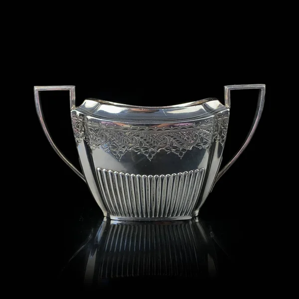 Antika metal şeker kasesi. Gümüş şeker kasesi. Antika gümüş servis .metal şeker kasesi. Üzerinde siyah izole bir arkaplan oyması var.