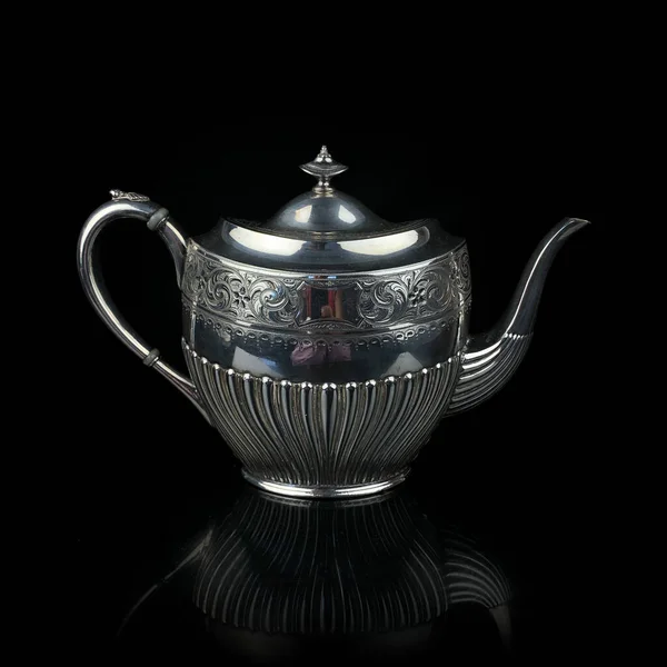 Antika metal çaydanlık. Gümüş çay servisi. Siyah izole arkaplan üzerine oymalı metal sürahi.