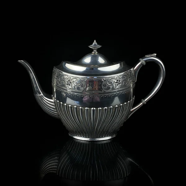 Antika metal çaydanlık. Gümüş çay servisi. Siyah izole arkaplan üzerine oymalı metal sürahi.