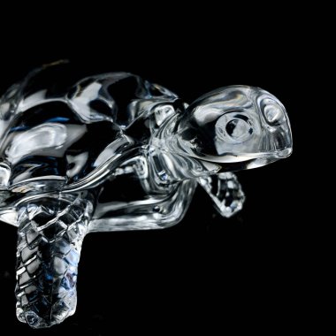 Antika kristal bir kaplumbağa figürü. Siyah izole edilmiş bir zemin üzerinde bir kaplumbağanın klasik biblosu.