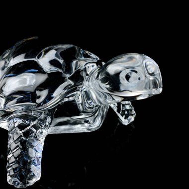 Antika kristal bir kaplumbağa figürü. Siyah izole edilmiş bir zemin üzerinde bir kaplumbağanın klasik biblosu.