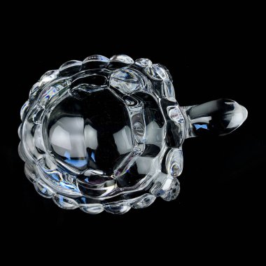 Antika kristal bir kaplumbağa figürü. Siyah izole edilmiş bir zemin üzerinde bir kaplumbağanın klasik biblosu.