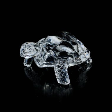 Antika kristal bir kaplumbağa figürü. Siyah izole edilmiş bir zemin üzerinde bir kaplumbağanın klasik biblosu.