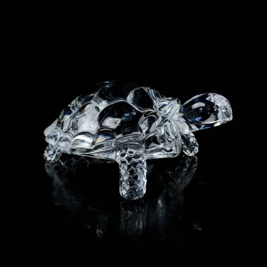 Antika kristal bir kaplumbağa figürü. Siyah izole edilmiş bir zemin üzerinde bir kaplumbağanın klasik biblosu.