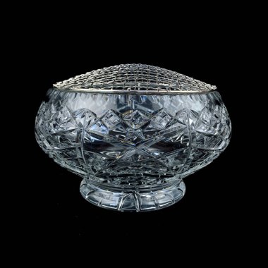 Antik kristal bir gül kasesi ve gravür. Siyah izole arka plan için eski bir gül kasesi vazosu