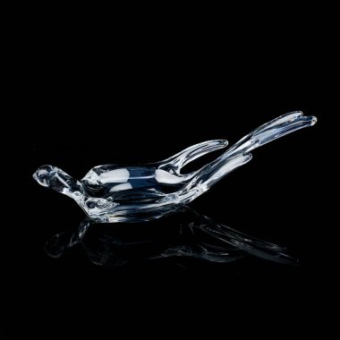 Kırlangıç şeklinde antika kristal şeker kasesi. Siyah izole edilmiş arka planda, kuş şeklinde tatlı vazosu. kristal kuş heykeli