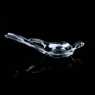 Kırlangıç şeklinde antika kristal şeker kasesi. Siyah izole edilmiş arka planda, kuş şeklinde tatlı vazosu. kristal kuş heykeli