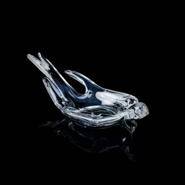 Kırlangıç şeklinde antika kristal şeker kasesi. Siyah izole edilmiş arka planda, kuş şeklinde tatlı vazosu. kristal kuş heykeli