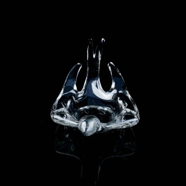 Kırlangıç şeklinde antika kristal şeker kasesi. Siyah izole edilmiş arka planda, kuş şeklinde tatlı vazosu. kristal kuş heykeli