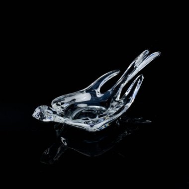 Kırlangıç şeklinde antika kristal şeker kasesi. Siyah izole edilmiş arka planda, kuş şeklinde tatlı vazosu. kristal kuş heykeli