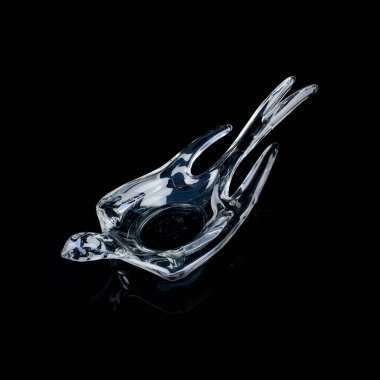 Kırlangıç şeklinde antika kristal şeker kasesi. Siyah izole edilmiş arka planda, kuş şeklinde tatlı vazosu. kristal kuş heykeli