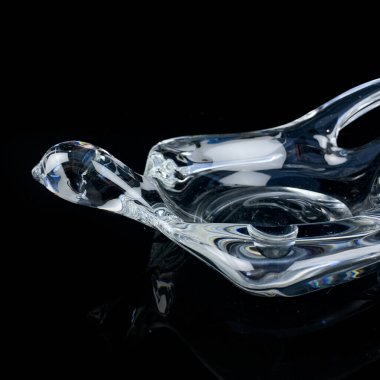 Kırlangıç şeklinde antika kristal şeker kasesi. Siyah izole edilmiş arka planda, kuş şeklinde tatlı vazosu. kristal kuş heykeli