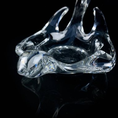 Kırlangıç şeklinde antika kristal şeker kasesi. Siyah izole edilmiş arka planda, kuş şeklinde tatlı vazosu. kristal kuş heykeli