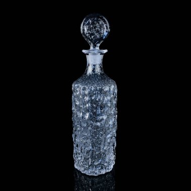 İşlemeli antik kristal sürahi. Siyah izole edilmiş arka planda alkollü içecekler için klasik sürahi.