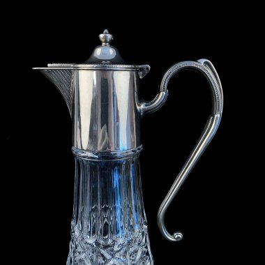 Gümüş boyunlu antika kristal sürahi. Siyah izole edilmiş arka planda klasik içki sürahisi