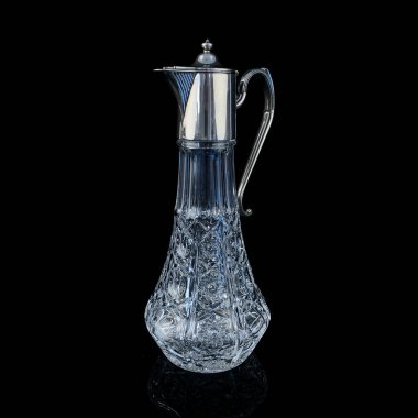 Gümüş boyunlu antika kristal sürahi. Siyah izole edilmiş arka planda klasik içki sürahisi