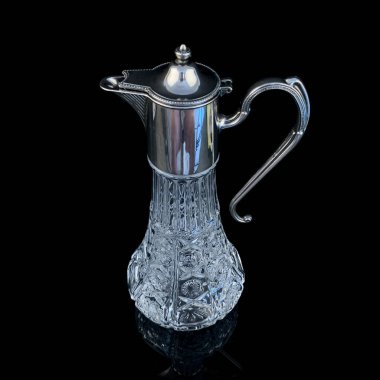 Gümüş boyunlu antika kristal sürahi. Siyah izole edilmiş arka planda klasik içki sürahisi