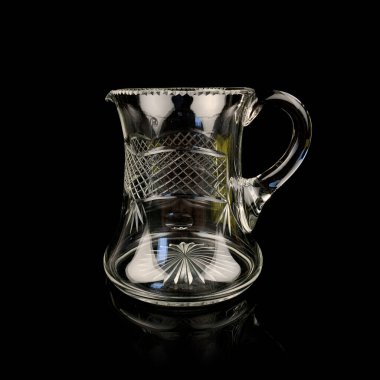 Antika kristal bardak. Siyah izole edilmiş arka planda klasik içki kupası.