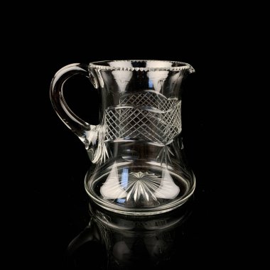 Antika kristal bardak. Siyah izole edilmiş arka planda klasik içki kupası.