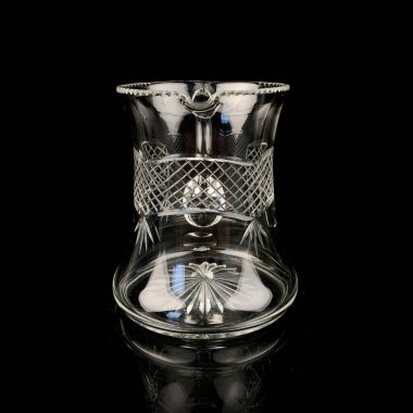 Antika kristal bardak. Siyah izole edilmiş arka planda klasik içki kupası.