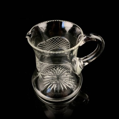 Antika kristal bardak. Siyah izole edilmiş arka planda klasik içki kupası.