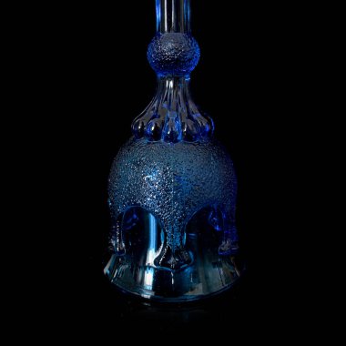 Antika mavi kristal çan. Siyah izole arkaplanda klasik mavi cam şenlik çanı