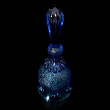 Antika mavi kristal çan. Siyah izole arkaplanda klasik mavi cam şenlik çanı