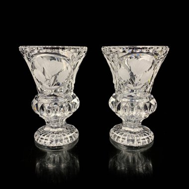 Antik kristal vazo oymalı. Siyah izole arkaplanda klasik çiçek vazosu