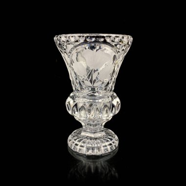 Antik kristal vazo oymalı. Siyah izole arkaplanda klasik çiçek vazosu