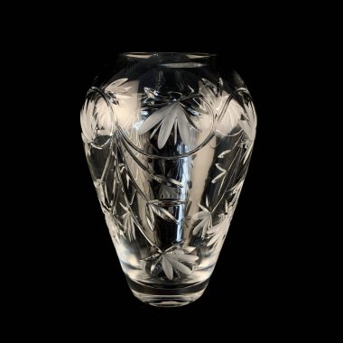 Yazlık buketli antik kristal vazo. Siyah izole arkaplanda klasik çiçek vazosu