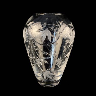 Yazlık buketli antik kristal vazo. Siyah izole arkaplanda klasik çiçek vazosu