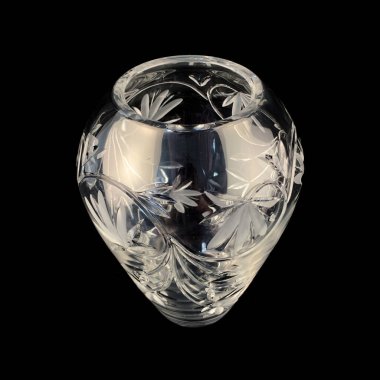 Yazlık buketli antik kristal vazo. Siyah izole arkaplanda klasik çiçek vazosu