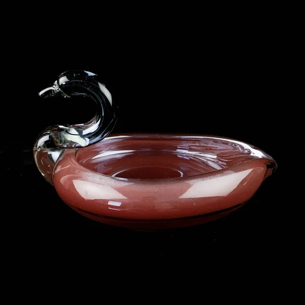 一只天鹅形状的古董水晶糖果碗 老式的糖果花瓶 形状像一只鸟 背景是黑色孤立的 水晶鸟的形象 — 图库照片