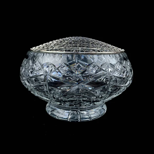 Antik kristal bir gül kasesi ve gravür. Siyah izole arka plan için eski bir gül kasesi vazosu