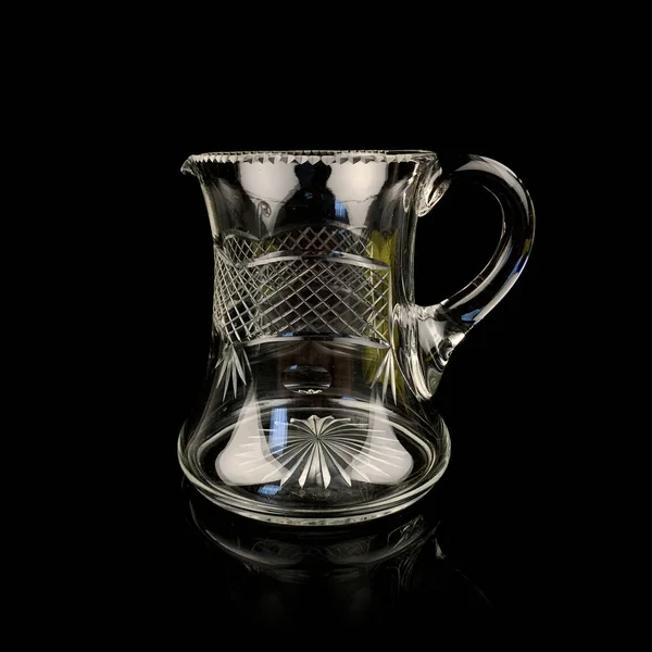 Antika kristal bardak. Siyah izole edilmiş arka planda klasik içki kupası.