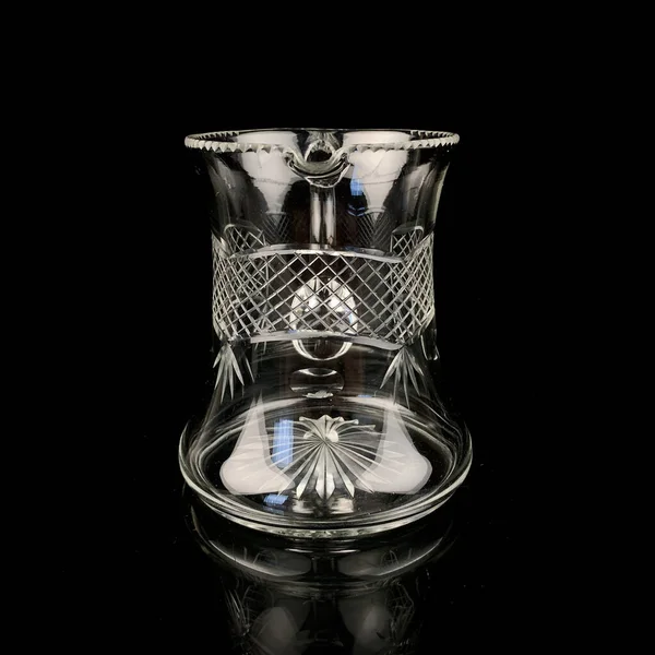 Antika kristal bardak. Siyah izole edilmiş arka planda klasik içki kupası.