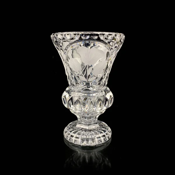 Antik kristal vazo oymalı. Siyah izole arkaplanda klasik çiçek vazosu