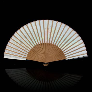 Siyah izole edilmiş arka planda antika bir fan ve bir tablo. Yakın plan resimli bir hayran. İspanyol dansçıları tasvir eden retro fanı