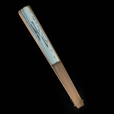 Siyah izole edilmiş arka planda Çin tablosu olan antika mavi renk yelpaze. Boyalı kuşların hayranı