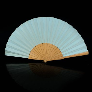 Siyah izole edilmiş arka planda Çin tablosu olan antika mavi renk yelpaze. Boyalı kuşların hayranı