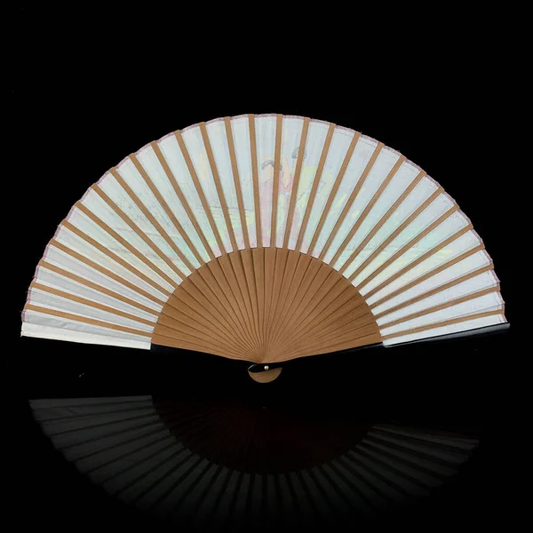 Siyah izole edilmiş arka planda antika bir fan ve bir tablo. Yakın plan resimli bir hayran. İspanyol dansçıları tasvir eden retro fanı