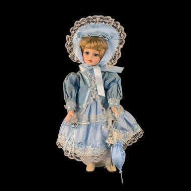 Siyah arka planda izole edilmiş porselen bebek. antika mavi elbiseli seramik eski bir bebek. Yakın plan.